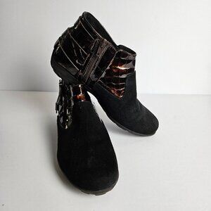 Vaneli Sport Tortoise Shell Color Crocodile Style Patent Leather 9W Booties